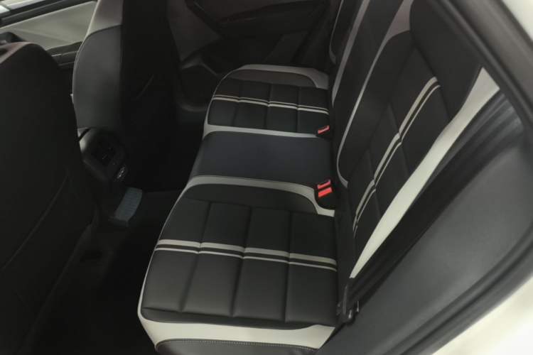 Used Volkswagen T-ROC 2024 300TSI DSG Two-Wheel-Drive Chen Guang Edition Left Rear Seat