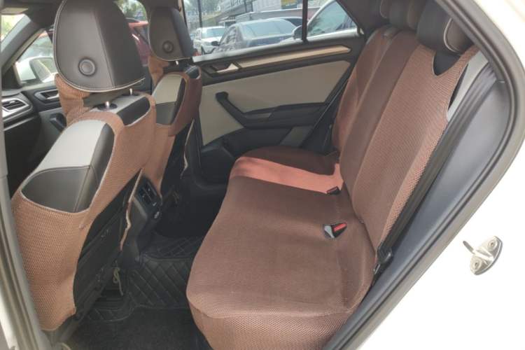 Used Volkswagen T-ROC 2024 300TSI DSG Two-Wheel-Drive Chen Guang Edition Left Rear Seat