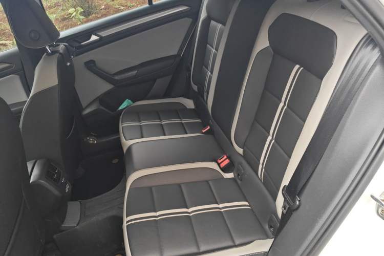 Used Volkswagen T-ROC 2024 300TSI DSG Two-Wheel-Drive Chen Guang Edition Left Rear Seat