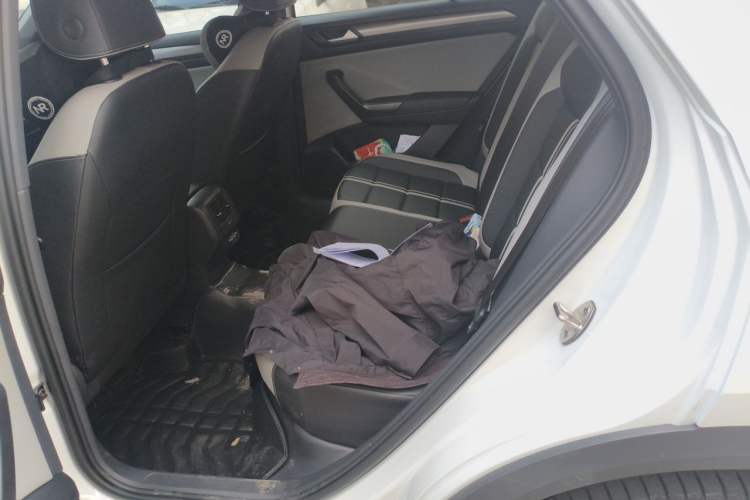 Used Volkswagen T-ROC 2024 300TSI DSG Two-Wheel-Drive Chen Guang Edition Left Rear Seat