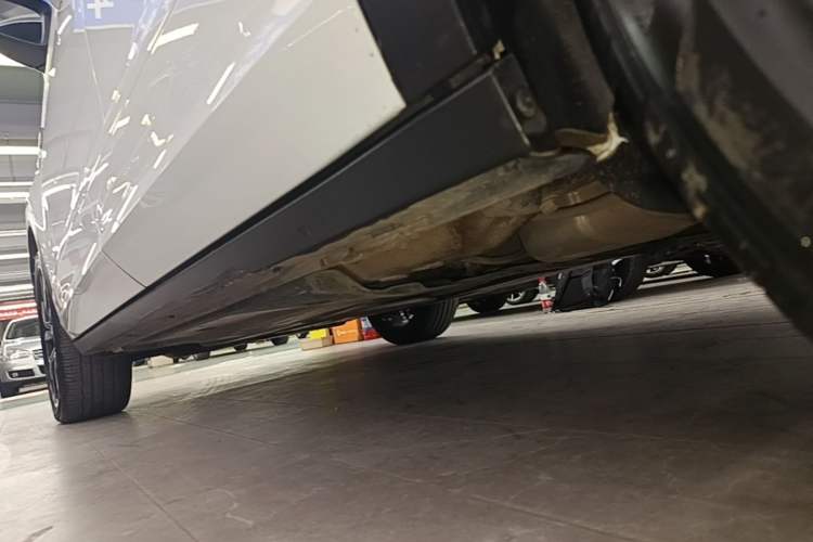 Used Volkswagen T-ROC 2024 300TSI DSG Two-Wheel-Drive Chen Guang Edition Left Side Sill