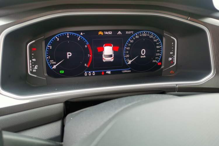Used Volkswagen T-ROC 2024 300TSI DSG Two-Wheel-Drive Chen Guang Edition Odometer Close Up
