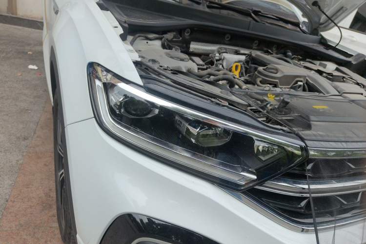 Used Volkswagen T-ROC 2024 300TSI DSG Two-Wheel-Drive Chen Guang Edition Right Front Headlight
