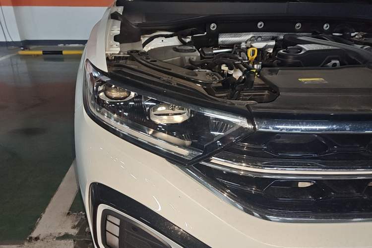 Used Volkswagen T-ROC 2024 300TSI DSG Two-Wheel-Drive Chen Guang Edition Right Front Headlight