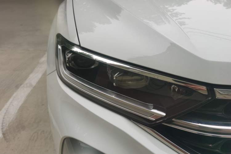 Used Volkswagen T-ROC 2024 300TSI DSG Two-Wheel-Drive Chen Guang Edition Right Front Headlight