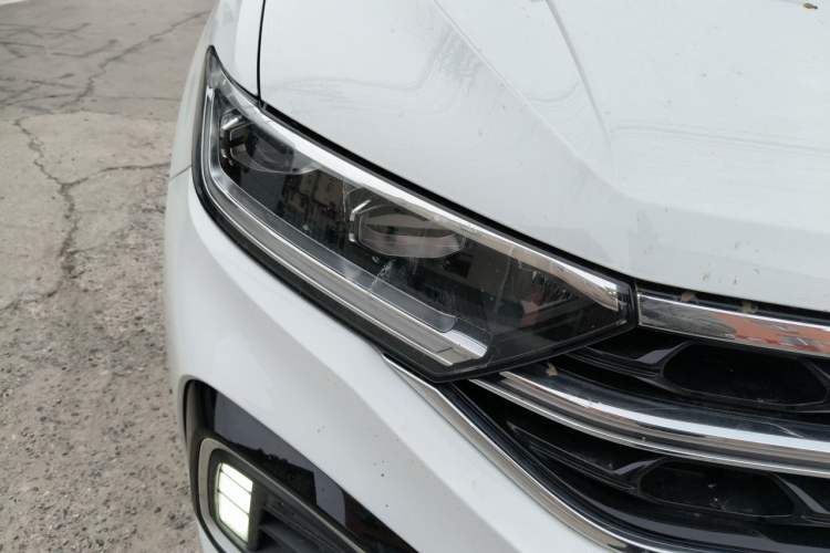 Used Volkswagen T-ROC 2024 300TSI DSG Two-Wheel-Drive Chen Guang Edition Right Front Headlight