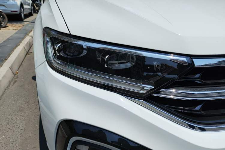 Used Volkswagen T-ROC 2024 300TSI DSG Two-Wheel-Drive Chen Guang Edition Right Front Headlight
