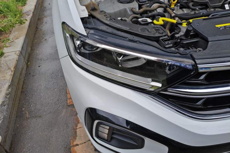 Used Volkswagen T-ROC 2024 300TSI DSG Two-Wheel-Drive Chen Guang Edition Right Front Headlight