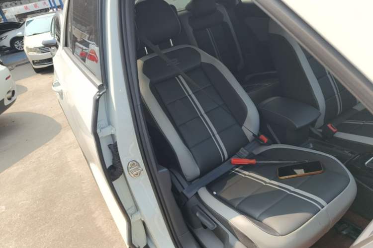 Used Volkswagen T-ROC 2024 300TSI DSG Two-Wheel-Drive Chen Guang Edition Right Front Seat
