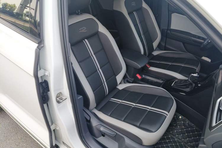 Used Volkswagen T-ROC 2024 300TSI DSG Two-Wheel-Drive Chen Guang Edition Right Front Seat
