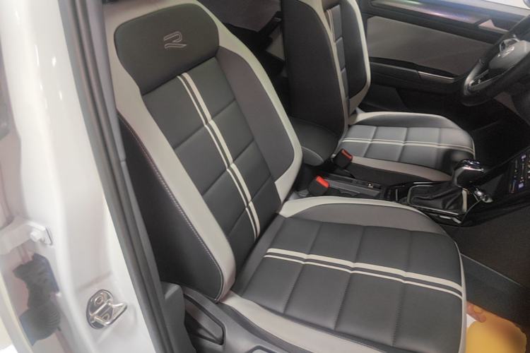 Used Volkswagen T-ROC 2024 300TSI DSG Two-Wheel-Drive Chen Guang Edition Right Front Seat