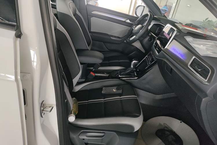 Used Volkswagen T-ROC 2024 300TSI DSG Two-Wheel-Drive Chen Guang Edition Right Front Seat