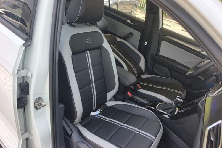 Used Volkswagen T-ROC 2024 300TSI DSG Two-Wheel-Drive Chen Guang Edition Right Front Seat