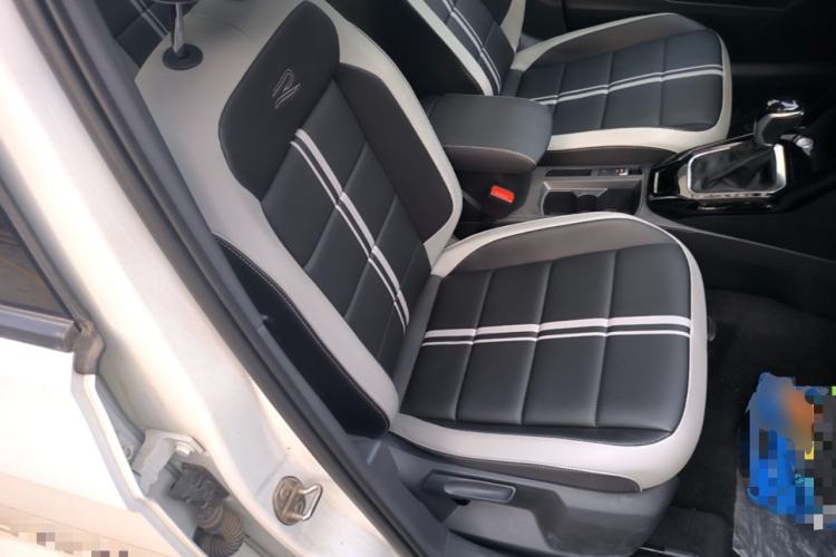 Used Volkswagen T-ROC 2024 300TSI DSG Two-Wheel-Drive Chen Guang Edition Right Front Seat