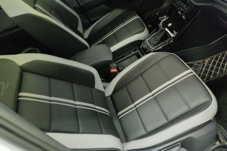 Used Volkswagen T-ROC 2024 300TSI DSG Two-Wheel-Drive Chen Guang Edition Right Front Seat