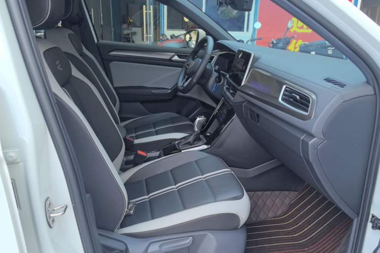 Used Volkswagen T-ROC 2024 300TSI DSG Two-Wheel-Drive Chen Guang Edition Right Front Seat