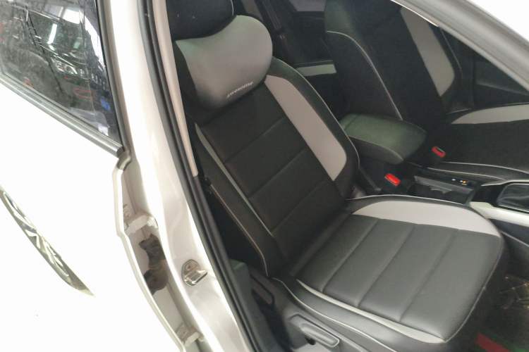 Used Volkswagen T-ROC 2024 280TSI DSG Two-Wheel-Drive Time Edition Right Front Seat