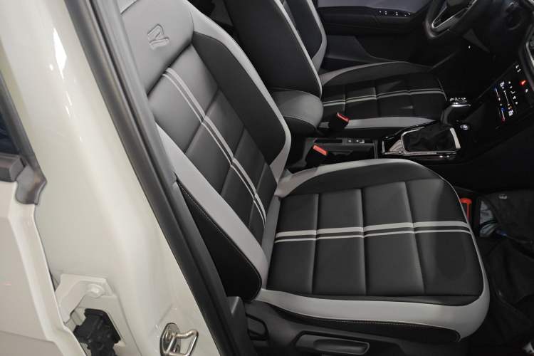 Used Volkswagen T-ROC 2024 300TSI DSG Two-Wheel-Drive Chen Guang Edition Right Front Seat