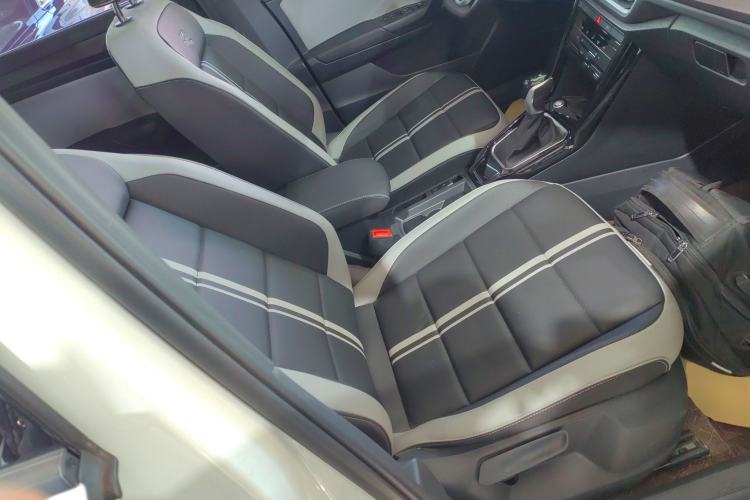 Used Volkswagen T-ROC 2024 300TSI DSG Two-Wheel-Drive Chen Guang Edition Right Front Seat