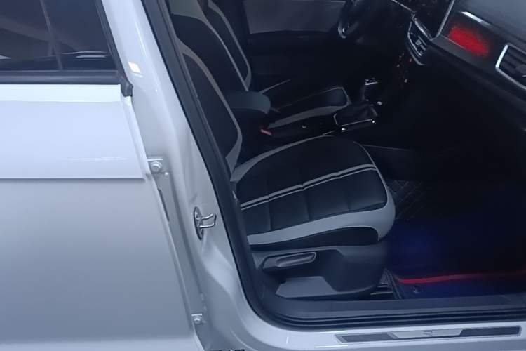 Used Volkswagen T-ROC 2024 300TSI DSG Two-Wheel-Drive Chen Guang Edition Right Front Seat