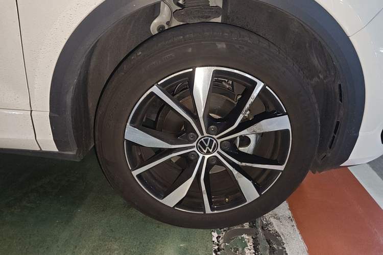Used Volkswagen T-ROC 2024 300TSI DSG Two-Wheel-Drive Chen Guang Edition Right Front Wheel Hub