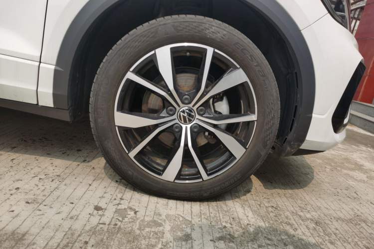 Used Volkswagen T-ROC 2024 300TSI DSG Two-Wheel-Drive Chen Guang Edition Right Front Wheel Hub
