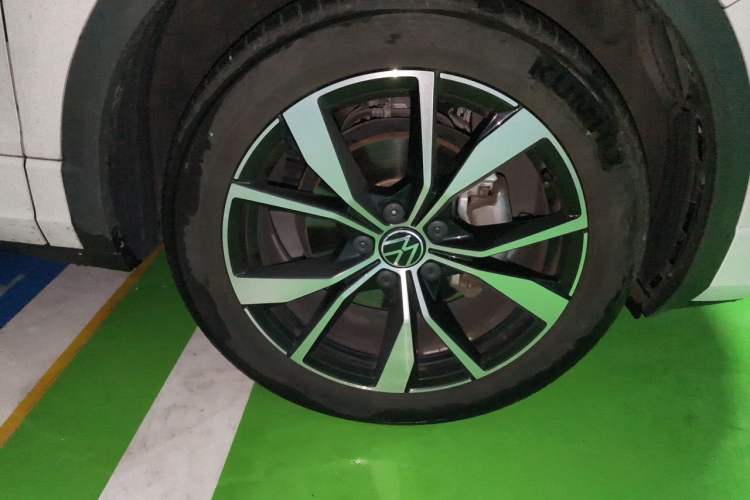Used Volkswagen T-ROC 2024 300TSI DSG Two-Wheel-Drive Chen Guang Edition Right Front Wheel Hub