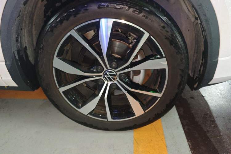 Used Volkswagen T-ROC 2024 300TSI DSG Two-Wheel-Drive Chen Guang Edition Right Front Wheel Hub