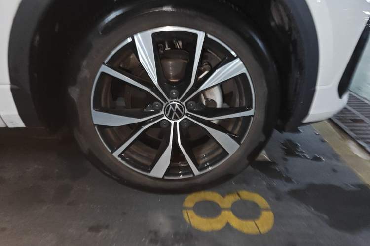 Used Volkswagen T-ROC 2024 300TSI DSG Two-Wheel-Drive Chen Guang Edition Right Front Wheel Hub