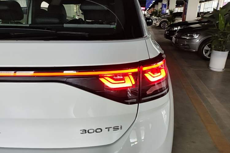 Used Volkswagen T-ROC 2024 300TSI DSG Two-Wheel-Drive Chen Guang Edition Right Rear Taillight