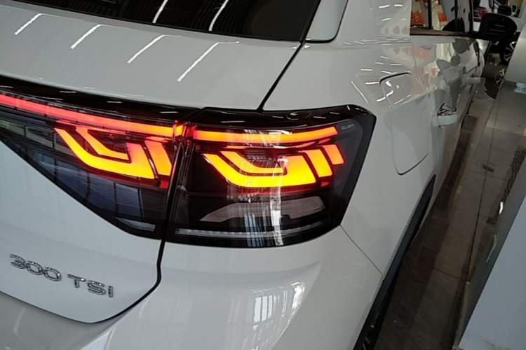 Used Volkswagen T-ROC 2024 300TSI DSG Two-Wheel-Drive Chen Guang Edition Right Rear Taillight