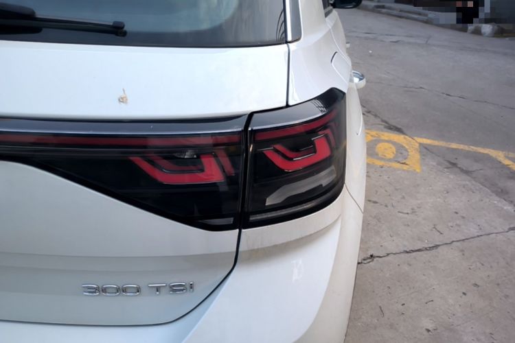 Used Volkswagen T-ROC 2024 300TSI DSG Two-Wheel-Drive Chen Guang Edition Right Rear Taillight