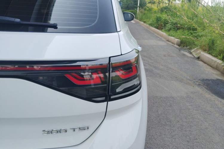 Used Volkswagen T-ROC 2024 300TSI DSG Two-Wheel-Drive Chen Guang Edition Right Rear Taillight