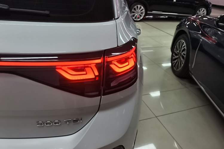 Used Volkswagen T-ROC 2024 300TSI DSG Two-Wheel-Drive Chen Guang Edition Right Rear Taillight