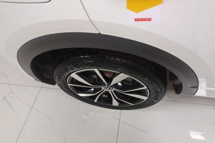 Used Volkswagen T-ROC 2024 300TSI DSG Two-Wheel-Drive Chen Guang Edition Right Rear Wheel Hub