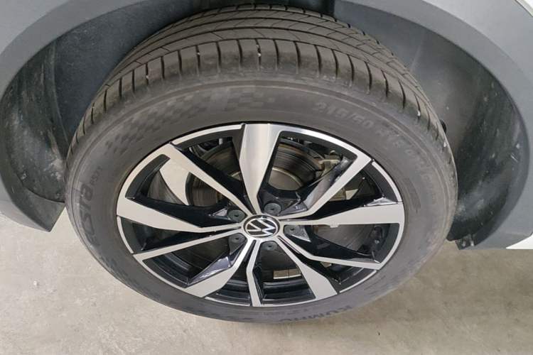 Used Volkswagen T-ROC 2024 300TSI DSG Two-Wheel-Drive Chen Guang Edition Right Rear Wheel Hub
