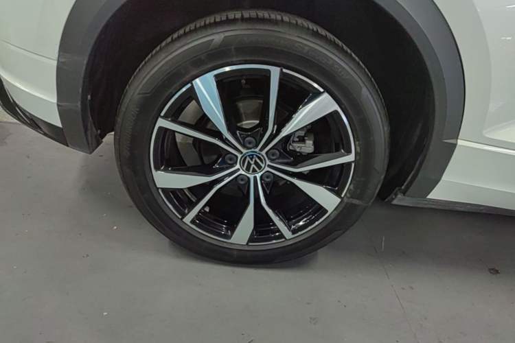 Used Volkswagen T-ROC 2024 300TSI DSG Two-Wheel-Drive Chen Guang Edition Right Rear Wheel Hub