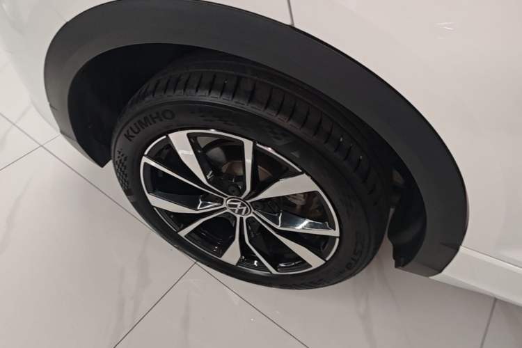 Used Volkswagen T-ROC 2024 300TSI DSG Two-Wheel-Drive Chen Guang Edition Right Rear Wheel Hub