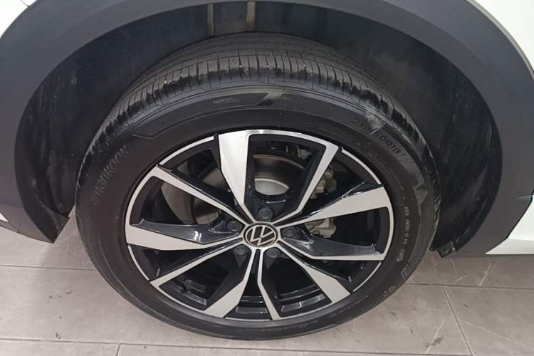 Used Volkswagen T-ROC 2024 300TSI DSG Two-Wheel-Drive Chen Guang Edition Right Rear Wheel Hub