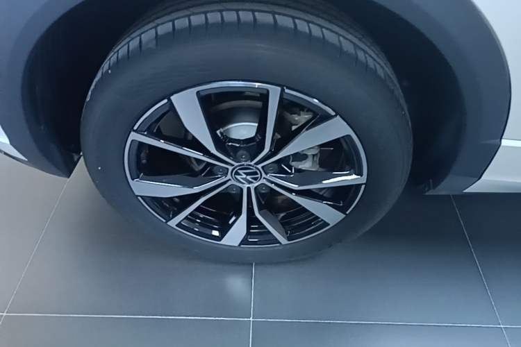 Used Volkswagen T-ROC 2024 300TSI DSG Two-Wheel-Drive Chen Guang Edition Right Rear Wheel Hub