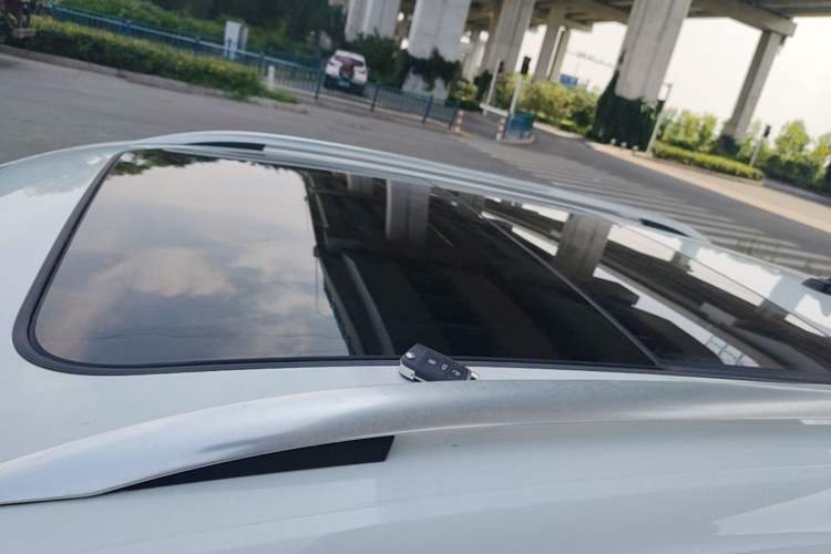 Used Volkswagen T-ROC 2024 300TSI DSG Two-Wheel-Drive Chen Guang Edition Roof