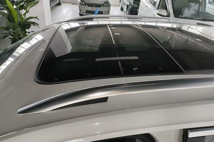Used Volkswagen T-ROC 2024 300TSI DSG Two-Wheel-Drive Chen Guang Edition Roof