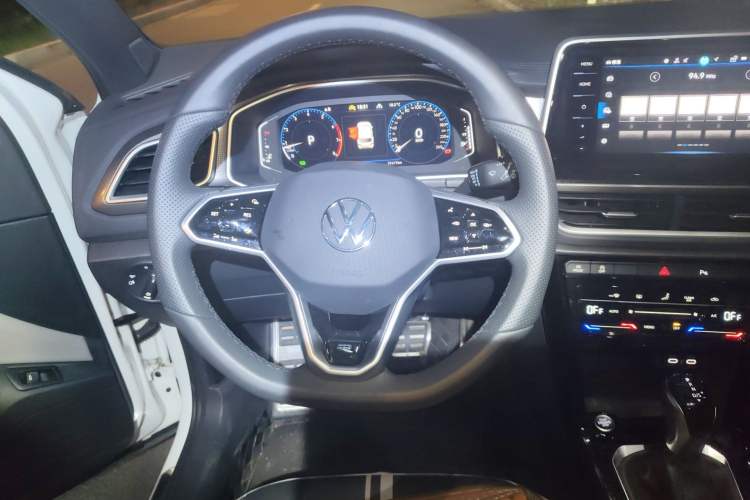 Used Volkswagen T-ROC 2024 300TSI DSG Two-Wheel-Drive Chen Guang Edition Steering Wheel