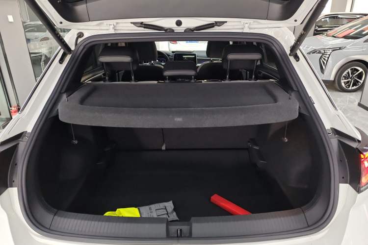Used Volkswagen T-ROC 2024 300TSI DSG Two-Wheel-Drive Chen Guang Edition Trunk