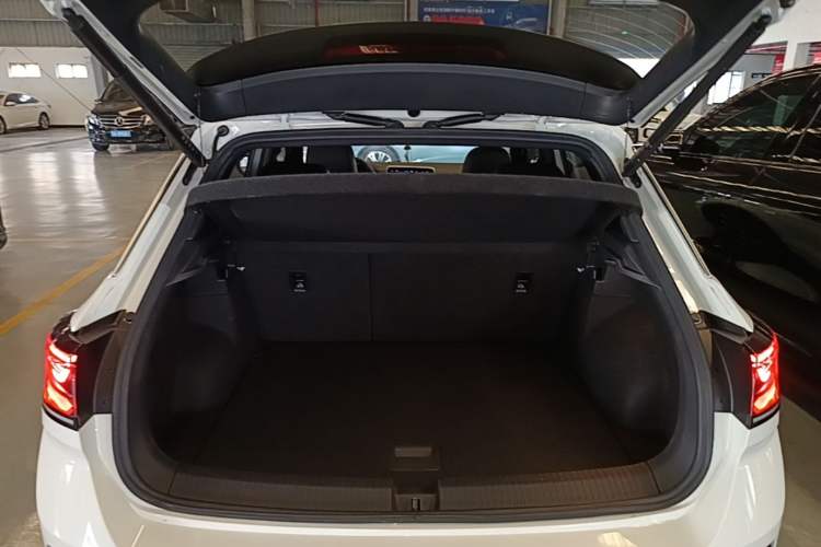 Used Volkswagen T-ROC 2024 300TSI DSG Two-Wheel-Drive Chen Guang Edition Trunk