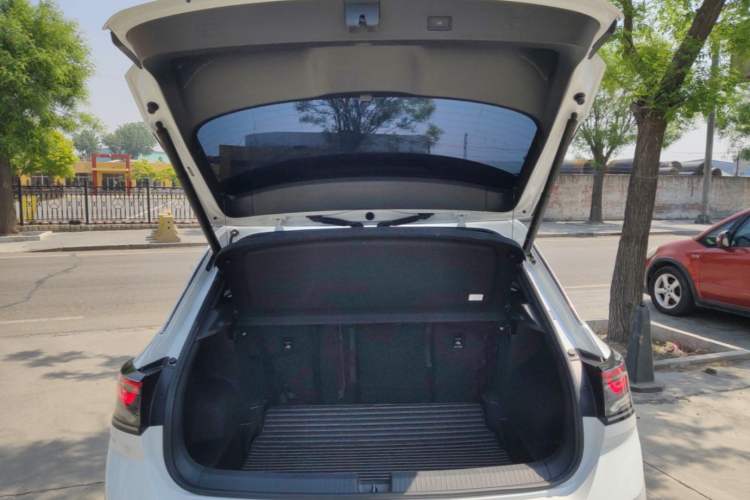 Used Volkswagen T-ROC 2024 300TSI DSG Two-Wheel-Drive Chen Guang Edition Trunk
