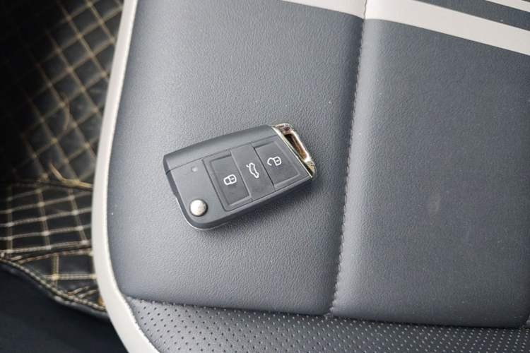 Used Volkswagen T-ROC 2024 300TSI DSG Two-Wheel-Drive Chen Guang Edition Vehicle Key