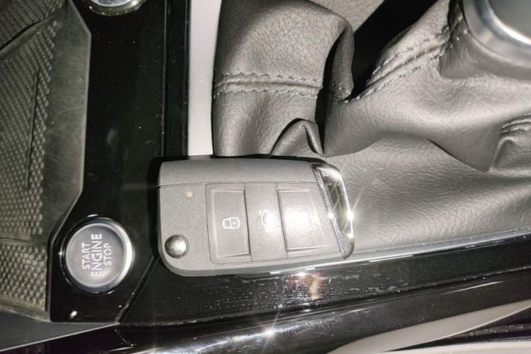 Used Volkswagen T-ROC 2024 300TSI DSG Two-Wheel-Drive Chen Guang Edition Vehicle Key