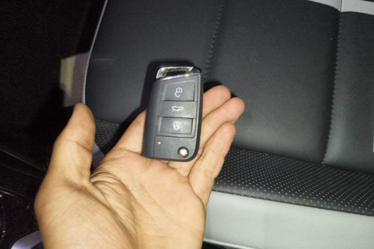 Used Volkswagen T-ROC 2024 300TSI DSG Two-Wheel-Drive Chen Guang Edition Vehicle Key