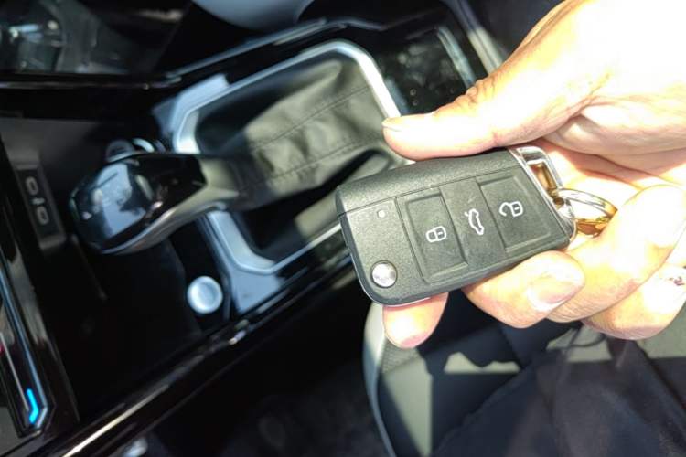 Used Volkswagen T-ROC 2024 300TSI DSG Two-Wheel-Drive Chen Guang Edition Vehicle Key